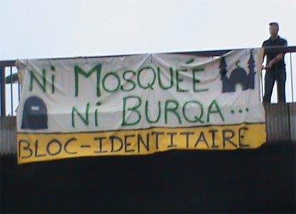 banderole déployée sur la rambarde d'un pont enjambant le périphérique de toulouse : ni mosquéee ni burqa... bloc-identitaire
